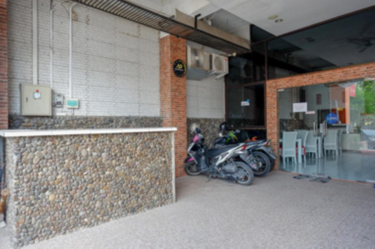 Oyo 1251 Residence 8 Semarang Zewnętrze zdjęcie